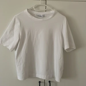 T-shirt - Tar snart bort profilen, så sista chansen för ett köp är snart. Vit basic t-shirt i en bagy modell, köpt i storlek XS så den är som en storlek M ungefär. Bra skick och inga defekter. 