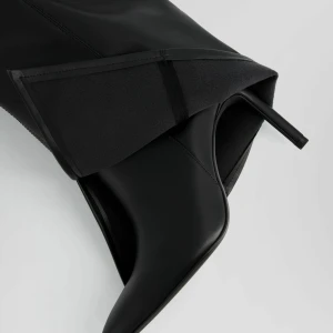 Bershka boots - Intressekoll! Oanvända boots från bershka, 9cm klack. Ursprungs priset är 859kr men säljer de för 550kr. Kan antingen mötas upp i sthlm annars så står köparen för frakten ca 90kr.🩷