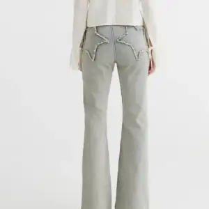Jättecoola jeans med stjärnor från H&M. Säljer pågrund av att det är för små. Bra skick förutom en fläck på låret. Kontakta via intresse eller andra frågor!💞