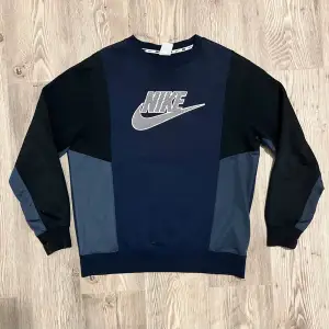 En mörkblå Nike sweatshirt som jag inte har använt så mycket. Köpt på JD sports för 700kr