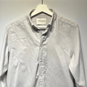 These Glory Days skjorta - Tunn o somrig skjorta från These Glory Days. Ljusgrå färg o storlek small Lite nopprig men inget en nopprade inte skulle klara.  Svarar gärna på frågor. Kolla min profil för fler skjortor🤙🏻