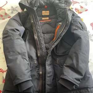 Parajumper rigth hand parka jacket - Storlek S använd en vinter och är i allmänt fint skick! Vid några funderingar är det bara att höra av sig.