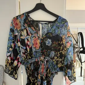 Säljer denna mini klänning från zara, går ej att få tag på längre och så unik och fin! 😇💕