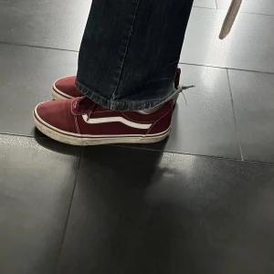 Vans skor  - Säljer dessa vinröda vans skor då de inte kommer till andvändning💗😊