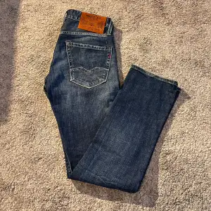 Säljer nu ett par Replay waitom, super fina jeans till dig som gillar grisch, storlek 28,32 