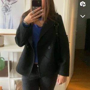 Kappa - Säljer min kappa då jag köpt en annan, Den är som ny, använt ett fåtal gånger. Skriv för fler bilder 💕
