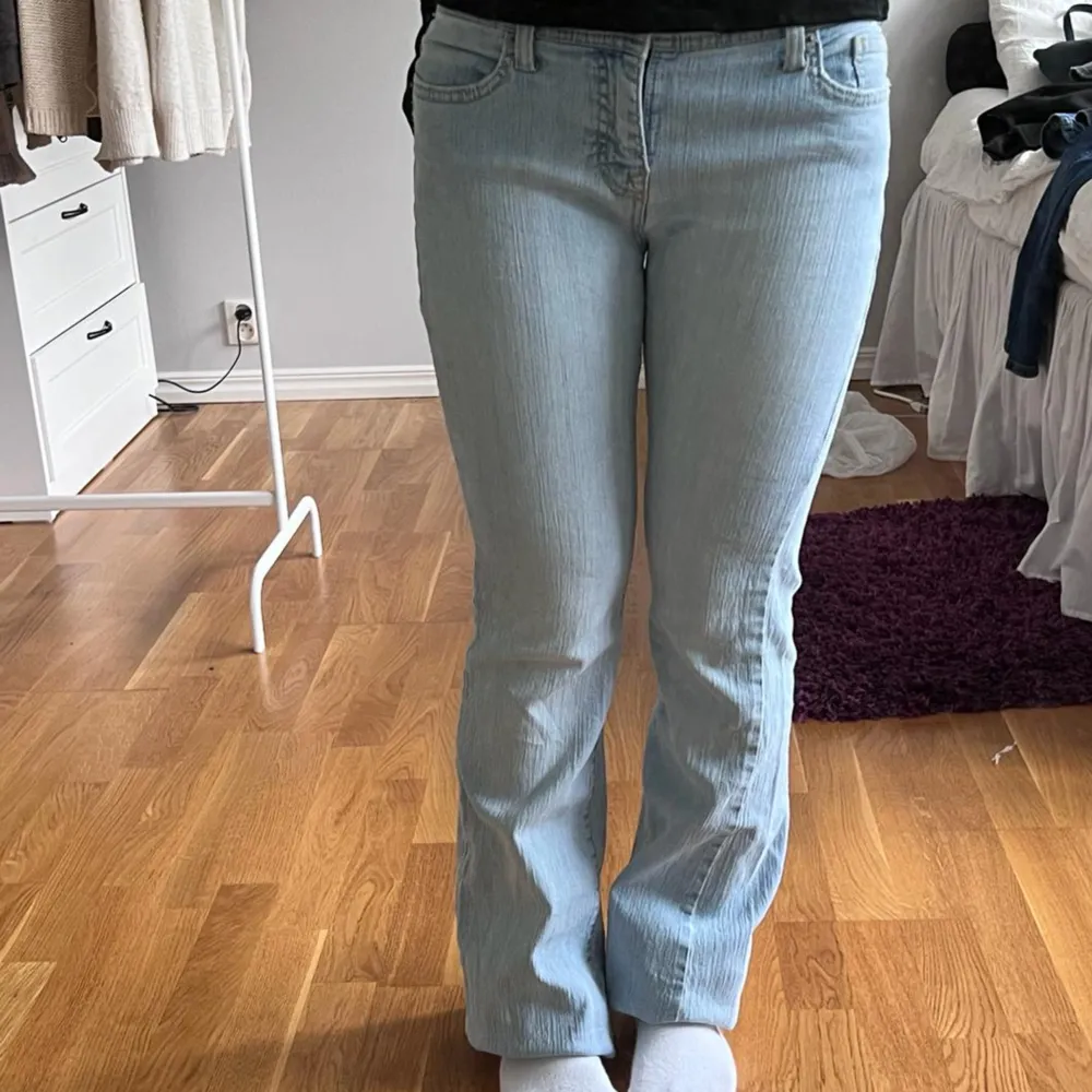 Ljusblåa Bootcut Jeans i Lowrise modell💓. Innerbensmåttet är 78 cm och midjemåttet är 34 cm. Modellen är 158 cm lång ✨️ Har blivit lite smutsiga från naturlig användning.  Frågor och funderingar är varmt välkomna 😇  S21 127. Jeans & Byxor.
