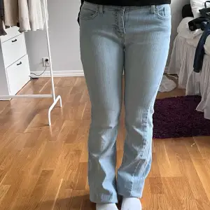 Ljusblåa Bootcut Jeans i Lowrise modell💓. Innerbensmåttet är 78 cm och midjemåttet är 34 cm. Modellen är 158 cm lång ✨️ Har blivit lite smutsiga från naturlig användning.  Frågor och funderingar är varmt välkomna 😇  S21 127