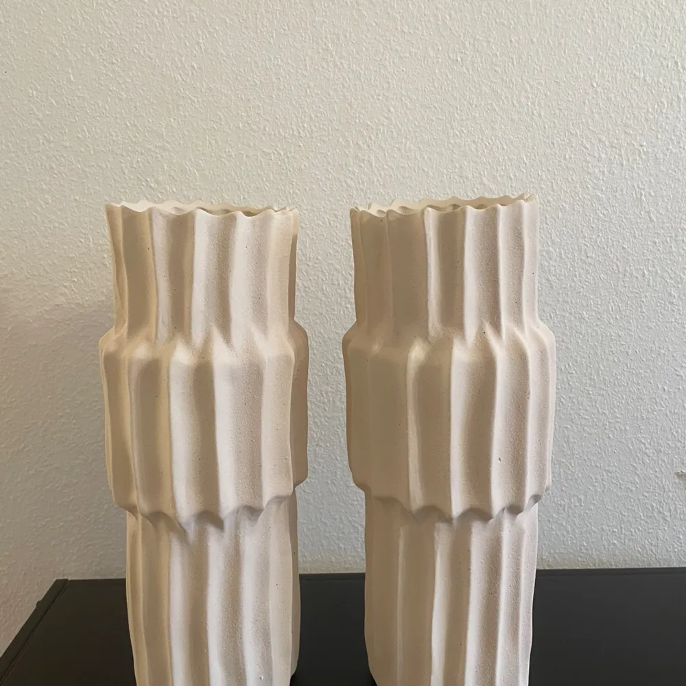 Säljer två vaser från Jotex, helt oanvända.  Höjd: 37cm  Nypris: 300kr/st  Säljer för: 200kr/st eller båda för 300kr  . Övrigt.