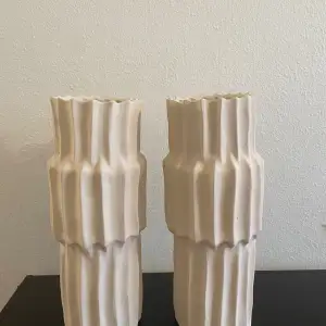 Säljer två vaser från Jotex, helt oanvända.  Höjd: 37cm  Nypris: 300kr/st  Säljer för: 200kr/st eller båda för 300kr  