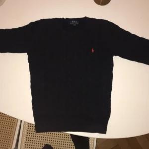 Polo ralph lauren tröja - Jag säljer nu en polo Ralph lauren kabel stickad tröja i storlek 14-16 år. Den är i skick 9/10 och pris går att diskuteras. Skriv om minsta fråga om storlek.