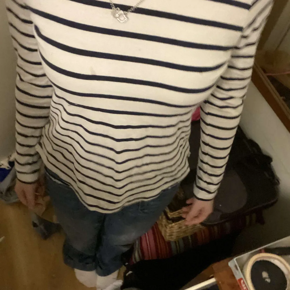 En fin randig långärmad tröja för dig som har Stockholmstil. Lätt att styla till olika byxor. Passar för dig som har Xs-S. Tröjor & Koftor.