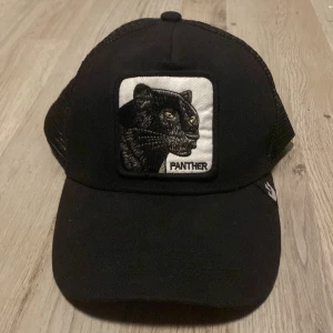 Panther keps svart  - Bra skick använd få gånger