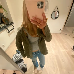 Vårjacka - Super söt vårjacka🌸 Avänd ett fåtal gånger, inga defekter eller liknande💗Jättefin nu till våren eller sommaren🩰