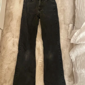Svarta jeans - Svarta  flare jeans som jag älskar men som är för små för mig. Bra skick   !!!Står ej för frakt!!