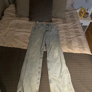 Raka jeans - Jeans ifrån Gina, endast använda en gång men är inte riktigt min stil därav säljer jag de vidare. Storlek 36. 