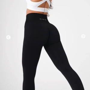 NVGTN TIGHTS - ett par Nvgtn tights i solid seamless storlek S. De har blivit slitna mellan benen men inget som syns speciellt mycket när man har på sig de. Lite noppriga.