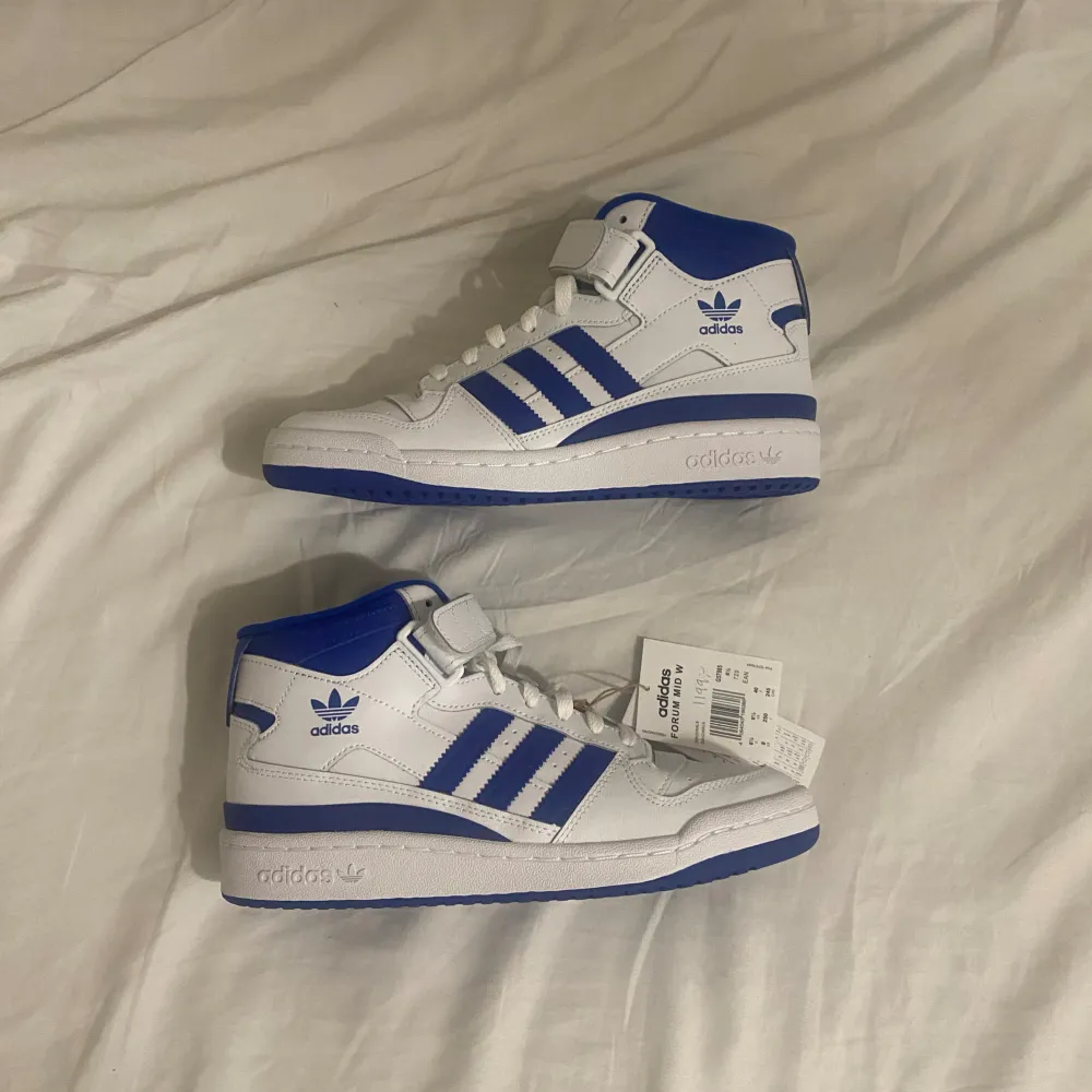 Adidas - original forum mid W  Helt nya oanvända med lapp kvar! Du får även med skornas låda. Storlek: 40  Köpte dem för 1199 kr. Säljer för 700 kr.  Plus frakt 📦 . Skor.