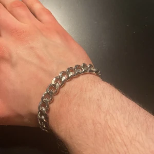 Armband - Ett armband som passar både tjejer och killar. 1,1 cm bred, 18-23 cm lång. Rostfri stål. 