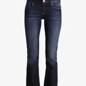 säljer dessa jätte snygga lågmidjade jeans som jag köpte på zalando 💕 midjemått: 34 cm rakt över, innerbensmått: 70 cm