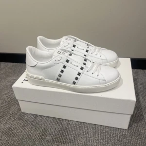 Valentino open - Fått in dem här helt nya valentino skorna me allt og i storlek 41, hör av er för frågor eller funderingar 