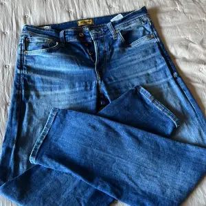 Hel säljer ett par snygga blåa jeans i storlek 31 i midjan och 30 i längd. Skick 9/10 säljer billigt för att dem inte kommer till användning. Möts inte upp!
