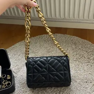 Fin handväska från Zara i gott skick!💕💕 