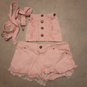 Rosa hängslen/shorts - Storlek; XS/SMALL  ***Går att ta av framstycke + hängslen om man vill ha dom som vanliga shorts. Saknas en knapp för att sätta fast framstycket - inget som påverkar hur man bär plagget)