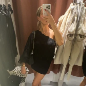 Blus - Superfin blus från Gina Tricot som aldrig kommit till användning och har därav prislappen kvar. Nypris 399