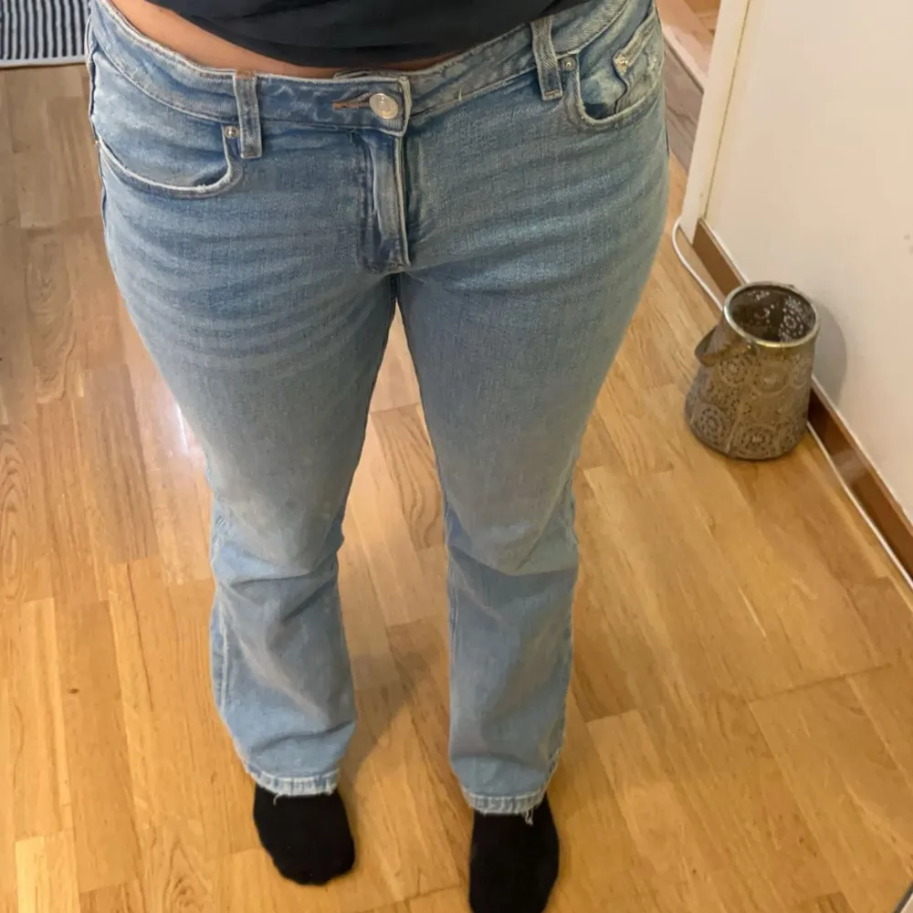Ljusblå Low waist jeans från Gina tricot , använda 1 gång , perfekt skick . Säljer pga ingen användning . Jeans & Byxor.