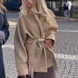 Jacka - Säljer min så fina jacka/kappa från H&M. Endast använd ett fåtal gånger, så superfint skick!  Kappa/blazer som kommer med ett knytskärp i midjan💓  