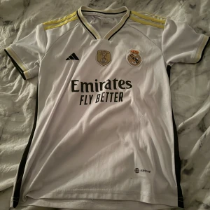 real madrid tröja - älskar tröjan men tyvärr blivit för liten eftersom den krymt i tvätten. men verkligen superfin🩷