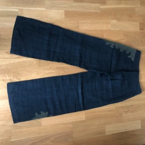 Linne byxor - Använd enstaka gånger och är normal i storlek. Väldigt skönt material och rekommenderar verkligen! Säljs på grund av storlek💕