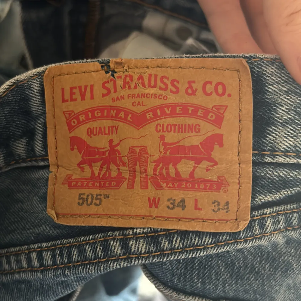 Levis jeans köpta secondhand för 300kr säljer för 200. Jag har aldrig använd dem då de är förstora och för långa jag är 170. Jeans & Byxor.