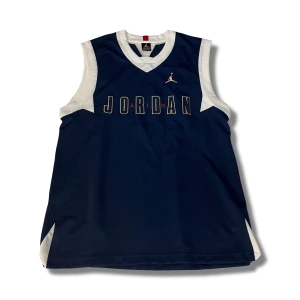 Jordan jersey - En snygg jordan jersey i nytt skick som inte kommer till användning. Skriv om su har några funderingar!