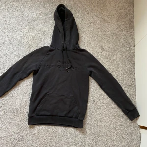 Peak performance hoodie  - Såljer den då den inte kommer till användning. Metall sakerna son sitter på snörerna har tappat lite färg men annars fin❤️