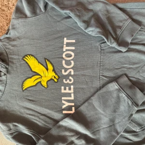 Lyle & Scott hoodie - 15/16 år, fint skick ( liten i storleken )