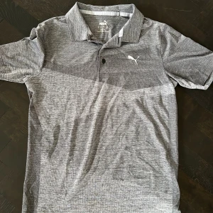 Puma pikétröja  - En Puma piketröja i väldigt bra skick, säljer då den inte passar längre. Storlek M, nypris 499