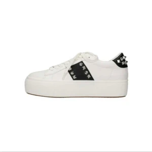 Steve madden sneakers - Säljer mina Steve madden sneakers med taggar. De är knappt använda och är i bra skick. Nypris 1500 men säljer för 900kr Du står för frakten, det ingår inte i priset.
