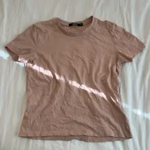 smutsrosa tshirt från bikbok, inga defekter m🌸