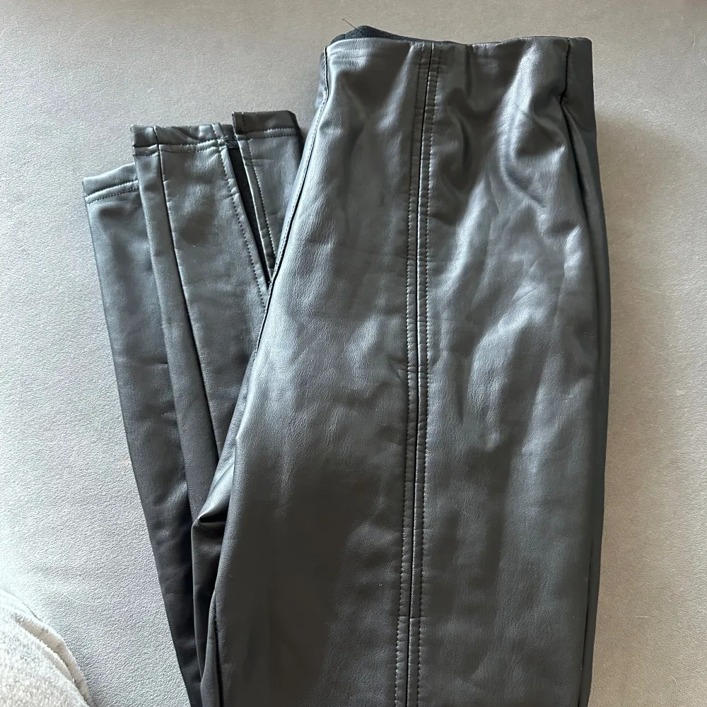 Endast testade en gång, inköpta på NELLY storlek 40, med slits nere på benet. Jätte fina, och passar en 38/40 i storlek.  Inköpta för ca 300kr.. Jeans & Byxor.