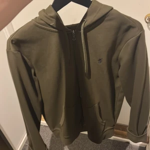 Ralph lauren zip hoodie - Hej jag säljer min Ralph lauren zip hoodie då jag inte andvönt den. Skick: 10/10