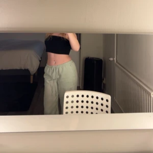 Linnebyxor - Gröna linnebyxor från Gina som knappt är använda. Storlek S och köpta för 350 kr. Jätte sköna att ha på sommaren, säljer för de kommer inte till användning. Hör av dig vid frågor och funderingar 💚