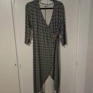 Klänning - Knappt använd