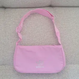 Superfin rosa Adidas väska i nyskick! Säljer då den inte kommer till användning 💓 