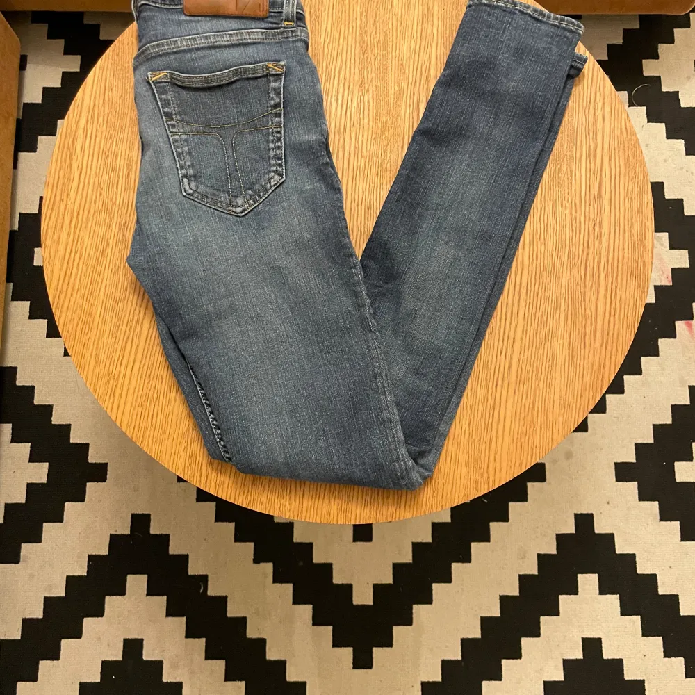 Ett par riktigt stilrena jeans perfekta till våren😊 Nästan helt nya använda 5 gånger.. Jeans & Byxor.
