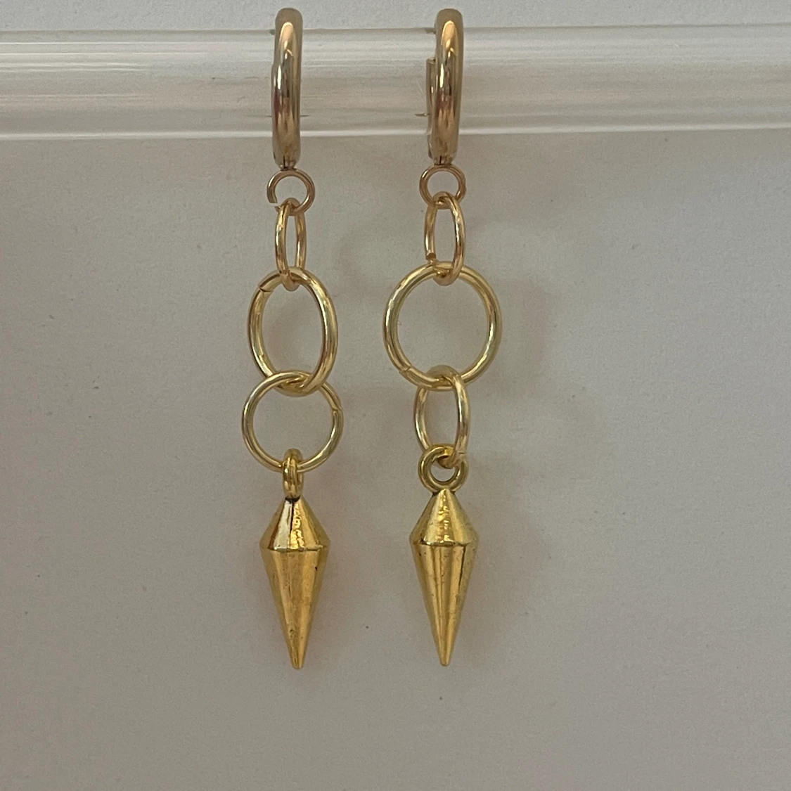 Guld Layerd hoop earrings with curved stud