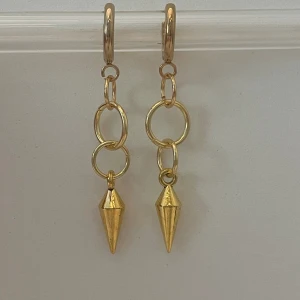 Guld Layerd hoop earrings with curved stud  - Dessa örhängen är mestadels gjorda av rostfritt stål vilket innebär att de förmodligen inte förstörs om de kommer i kontakt med vatten och allmänt håller längre. Rostfritt stål ändrar inte färg som andra material ,perfekta för vardaglig användning. 