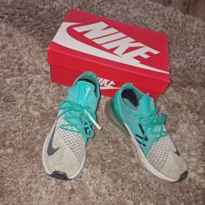 Nike Air Max 270 - Super fina, inga fel eller så förutom ena skosnöret (se sista bild). Men går att köpa nya snören billigt🫶🏼
