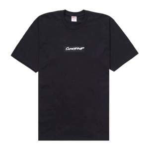 Säljer en supreme Future Box logo Tee, som släpptes SS24 🏅Storlek: L - Färg: Svart - Antal: 1 🗄️ Kvitto finns såklart 